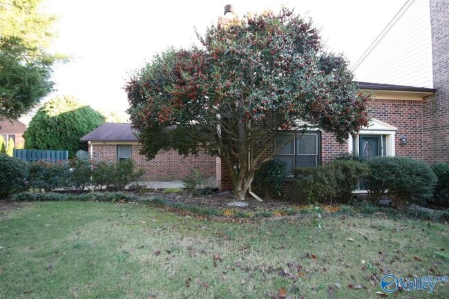 Photo - 122 W Lake Cir