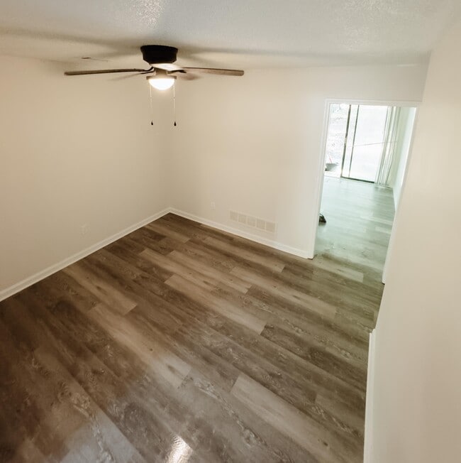 Photo - 4001 Hawthorne Cir SE