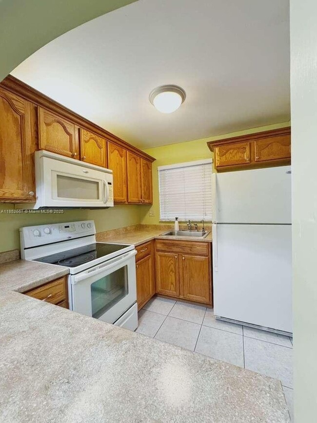 Building Photo - 8325 Sunrise Lakes Blvd Unit 205 Rental
