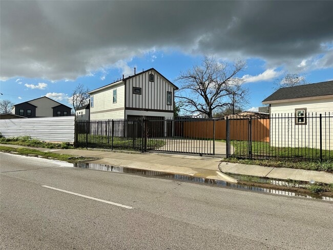 Building Photo - 8321 Coma St