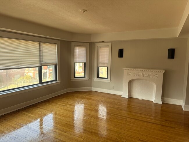 Livingroom - 8009 S Phillips Ave Unit 2