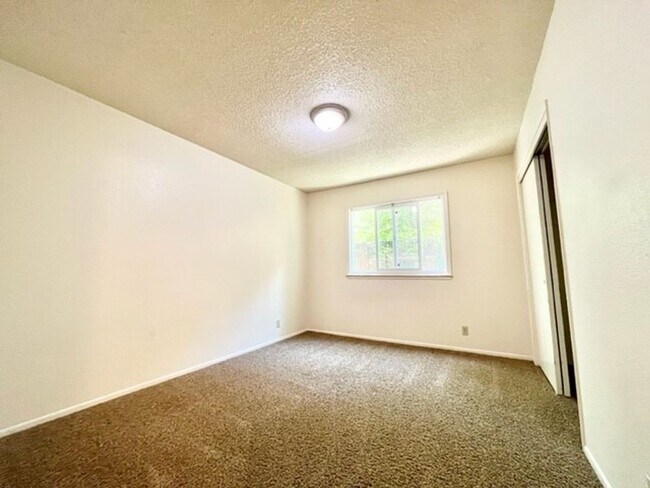 Photo - **Pre-Leasing for Summer 2026** Great Ivy ...