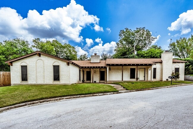 Building Photo - 1914 Rosewood Ln