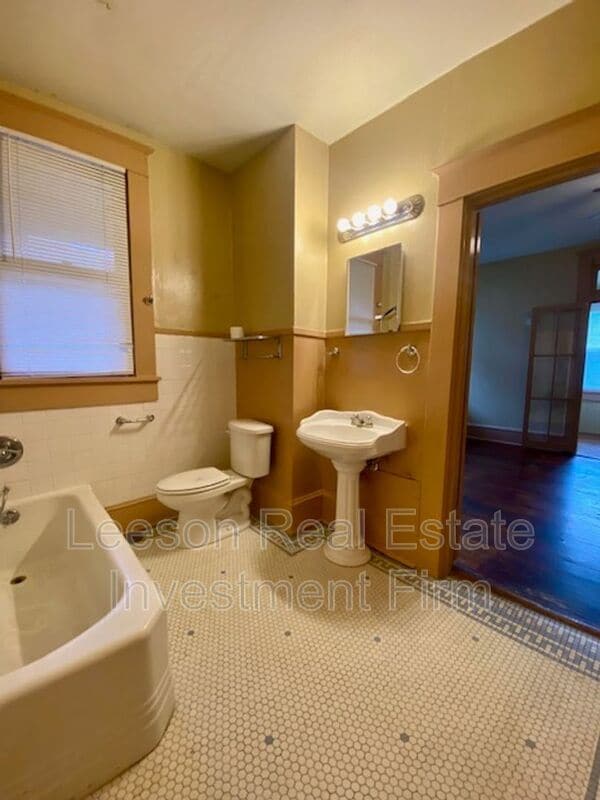 Photo - 1101 College St
