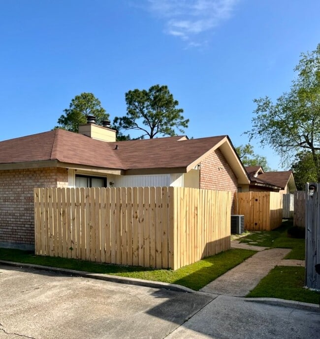 Building Photo - 8010 Pennth Ave Unit B
