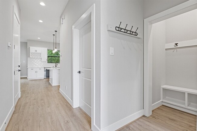 Photo - 806 E 39th St