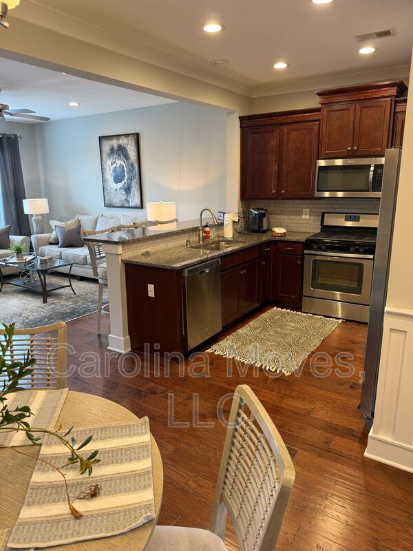 Photo - 604 Springbank Aly