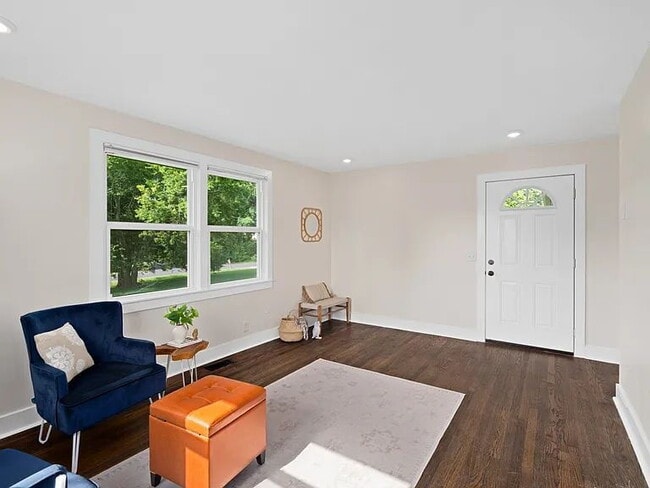 Photo - 2 Bedroom, 1 Bathroom Duplex Near Woodbine...