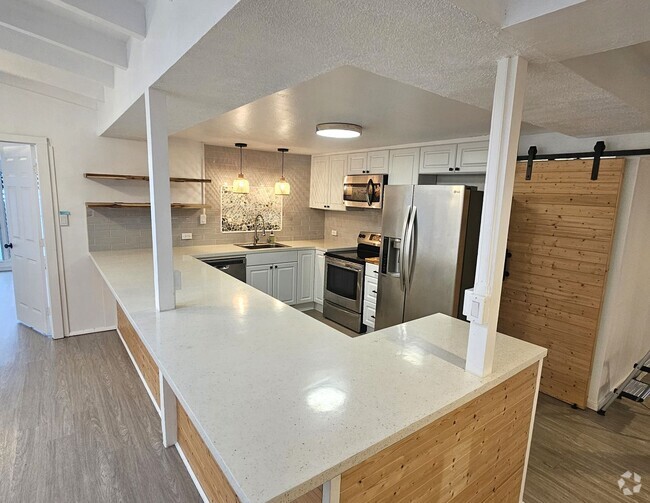 Building Photo - 5 bedroom, vaulted ceilings, breeze and gr... Rental
