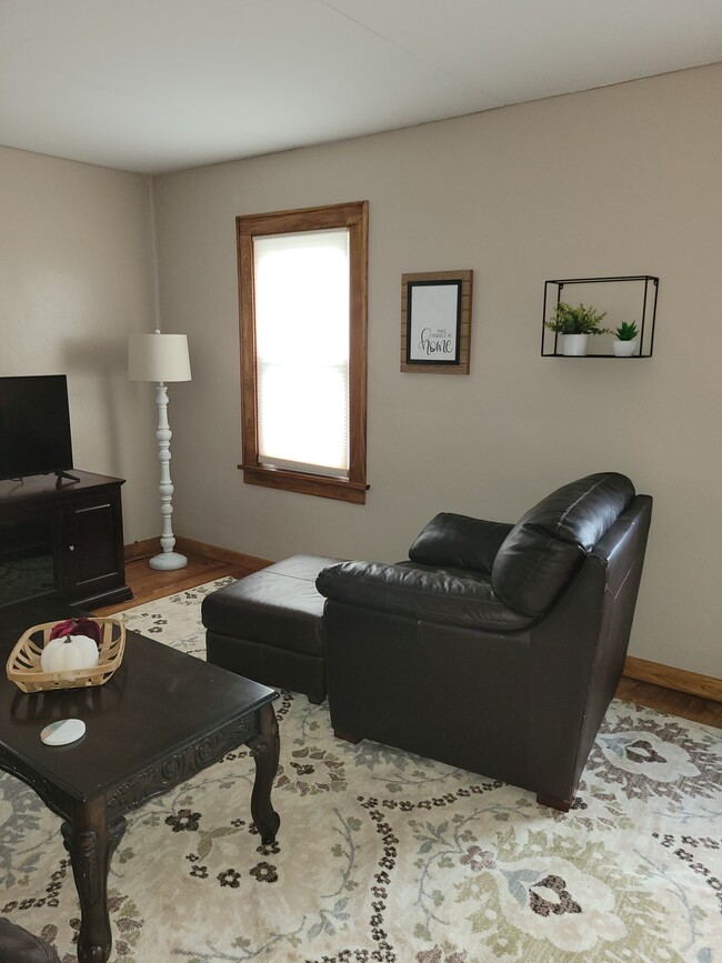 Living room - 411 Adams Ave Apartment Unit Fully furnished