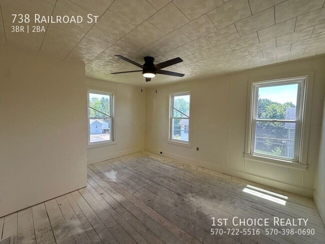 Photo - 738 Railroad St