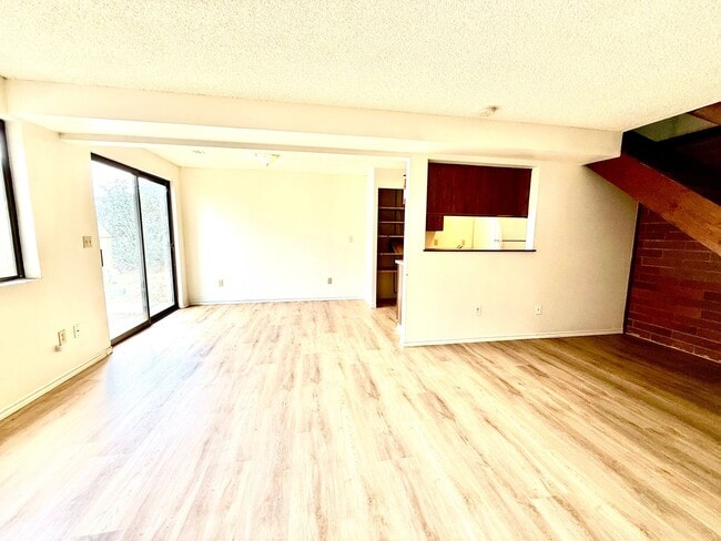 Building Photo - 1211 W Ivy Ave Unit #203