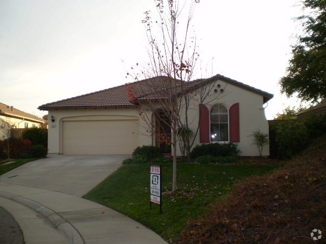 Building Photo - Beautifully Maintained and Upgraded Parkwa... Rental