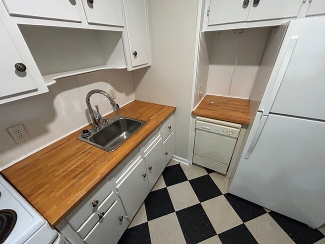 Photo - Cozy 2 bedroom/1 bath condo in the heart o...