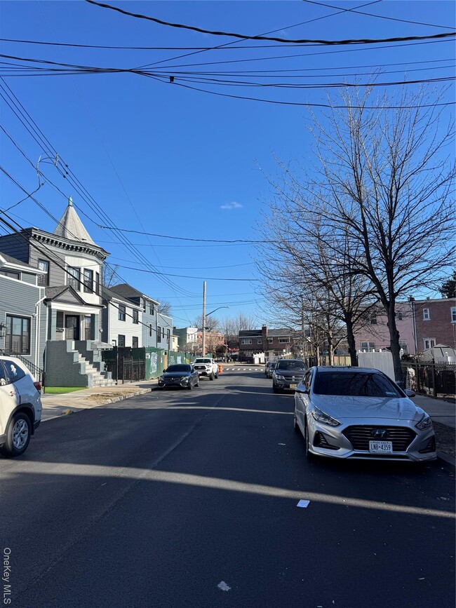 Photo - 948A Tilden St