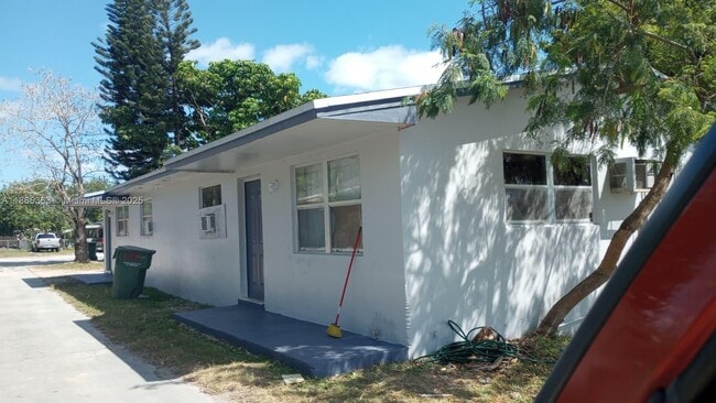 Building Photo - 1140 NW 9th St Unit 1140 Rental