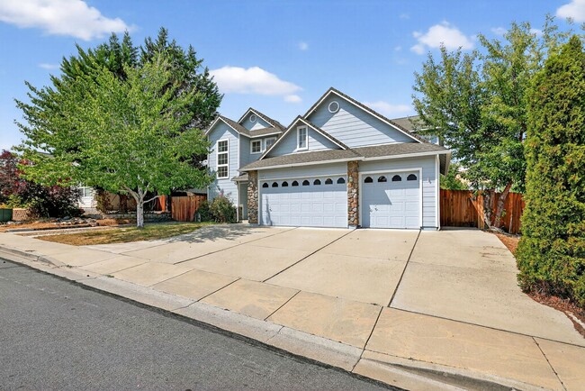 Building Photo - 5 Bedroom Home Close to UNR!