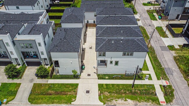 Photo - 2708 Nagle St