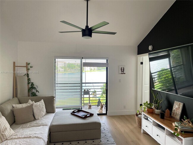 Photo - 10011 Winding Lake Rd Unidad 206