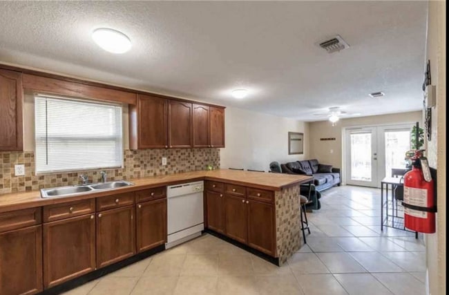 Photo - 14982 Edgewater Cir