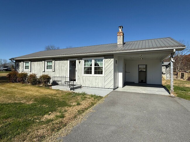 Photo - Intro to Homesteading! 3/1 furnished Property for rent