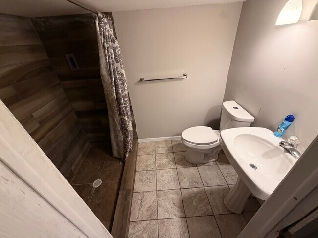 213 W Henderson Dr