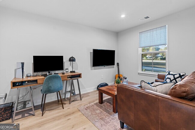 Photo - 205 Climbing Ivy Cir