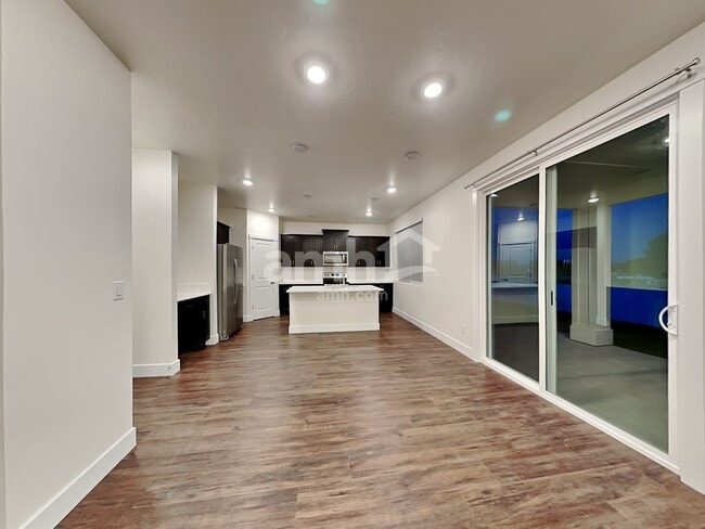 Photo - 752 S Rocker Ave