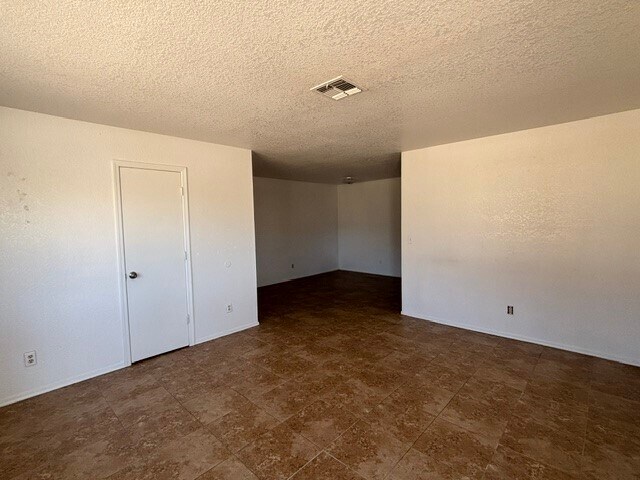 2700 W Shauna Dr