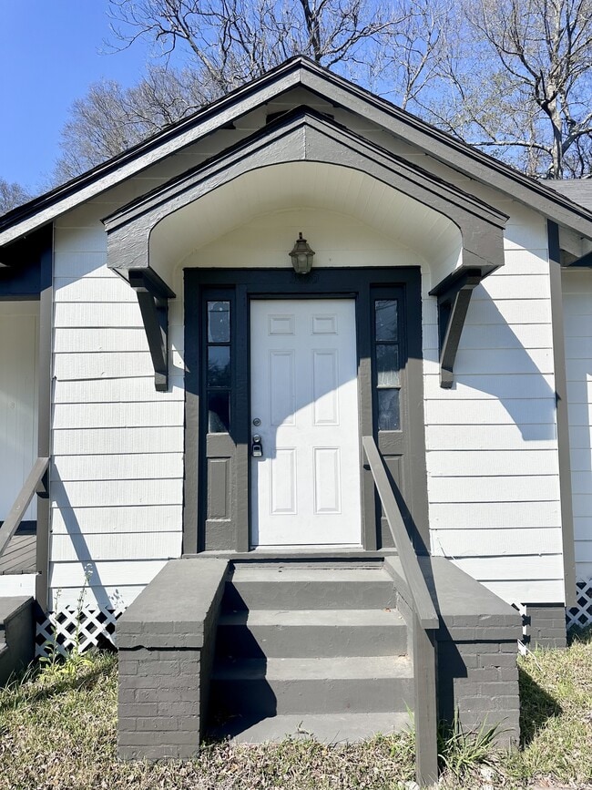 Photo - 3835 Sherwood St