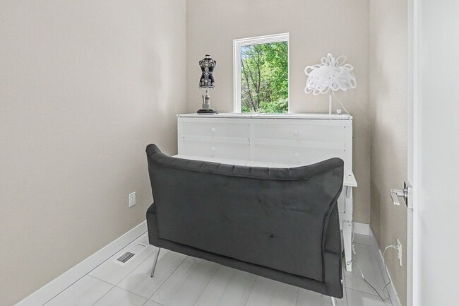 Photo - Rent: 2 bed unit