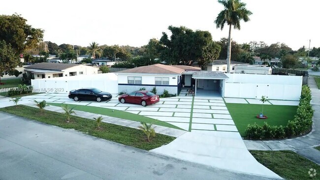 Building Photo - 3240 SW 17th St Rental