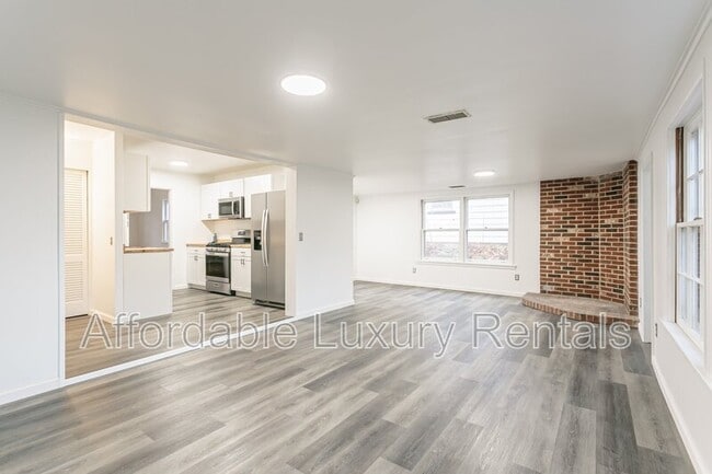 Photo - 805 N Landing Rd