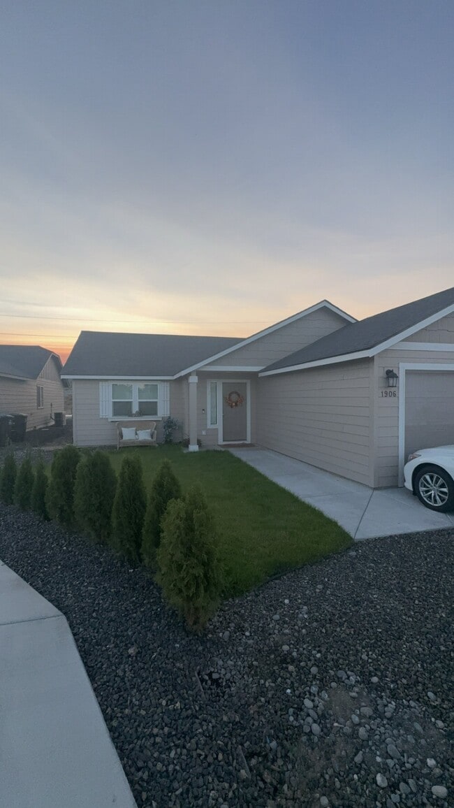 Building Photo - 1906 Hickory Rd