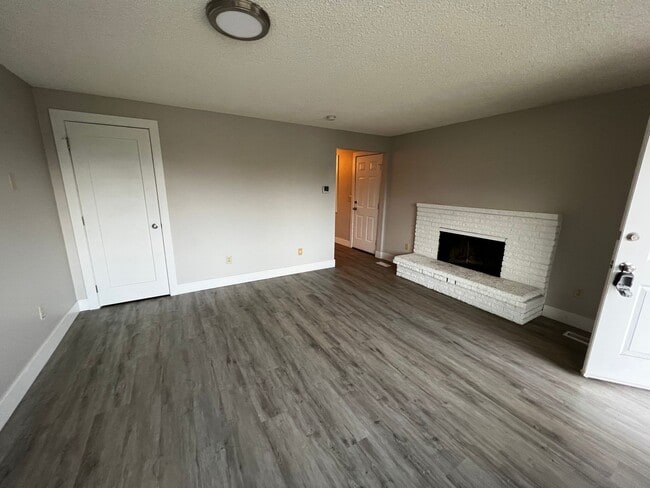 Building Photo - 6127 N Standard St Unit 6129