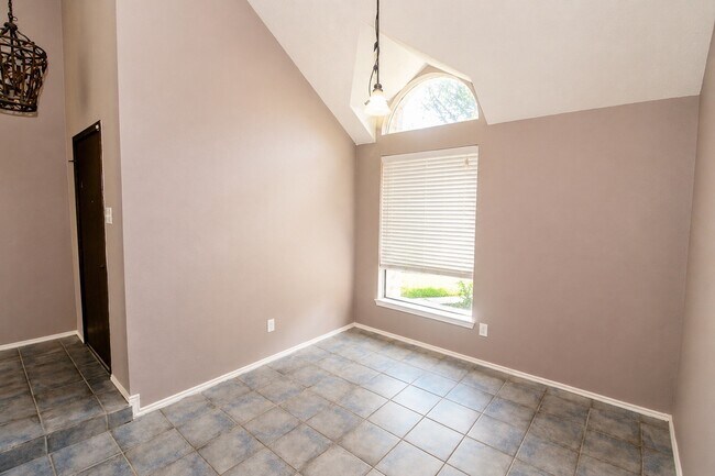 3515 Woodmere Ln