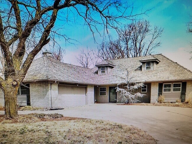 Building Photo - 3 Bed 2 1/2 Bath