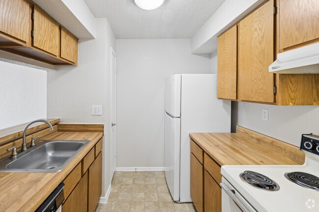 1BR, 1BA - 638SF - Kitchen