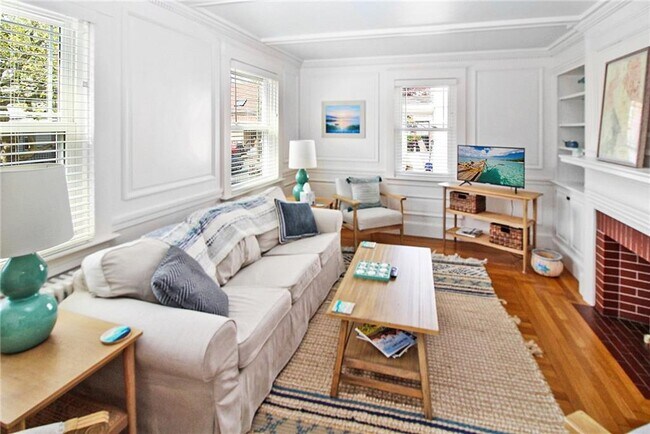 28 W Narragansett Ave