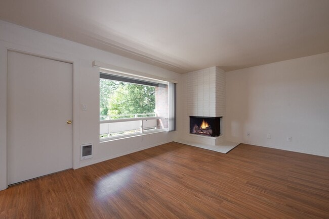 Photo - Amazing 2bed/1bath Apartment w/ Covered Parking in Redmond! Unit D4