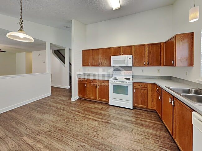 Photo - 855 Anchor Way NE