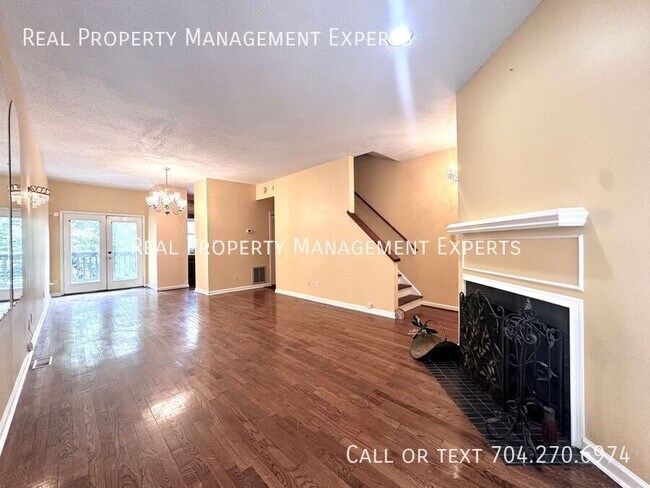 Photo - 310 W 10th St