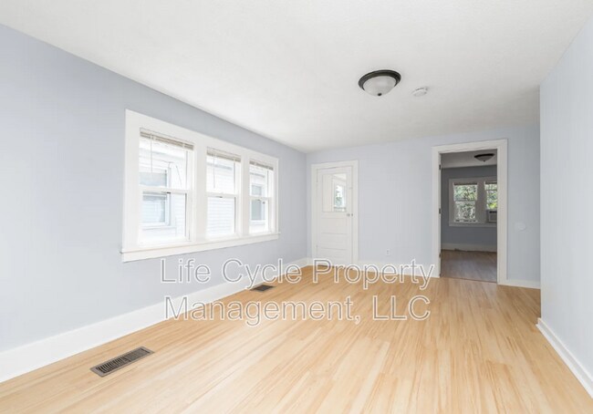 1044 Muskegon Ave NW