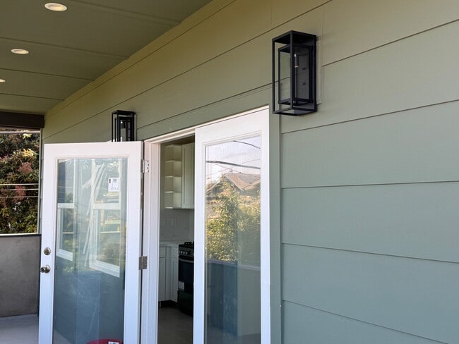 front door (welcome home :)) - 4414 Bermuda Ave Apartamentos Unidad 1-2 bedroom ADU
