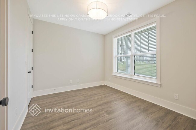 Photo - 220 Founders Ln