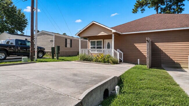 Move-in ready 3-bedroom, 2-bath, conveniently located near Lake Conroe & zoned to Montgomery ISD!