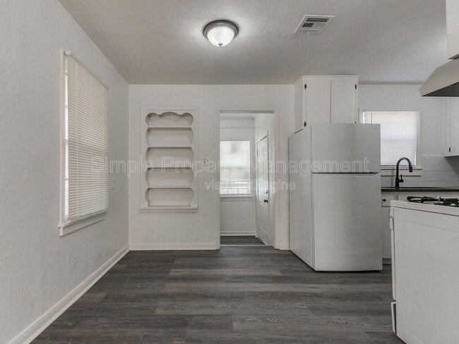 Photo - 405 E Northrup Dr