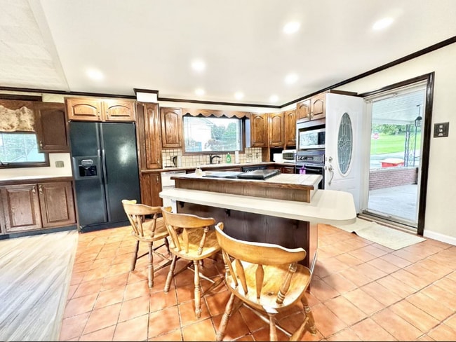 Photo - 682 Bloom St