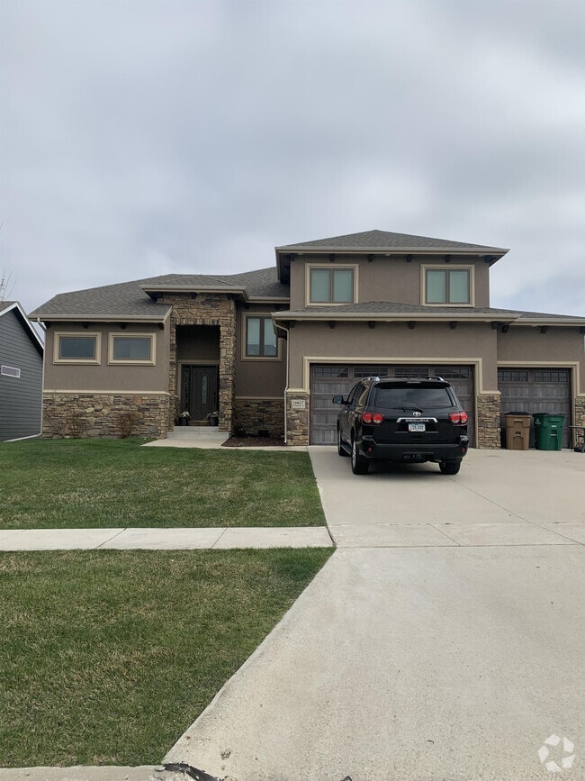 Building Photo - 16627 Dellwood Dr Rental