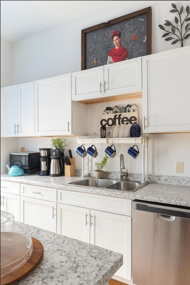 Building Photo - 232 Main St Unit Upper